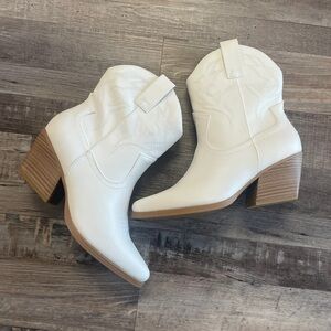 NEW IN BOX- Salt & Pepper Boutique Soda BLAZING WHITE WESTERN BOOTS - Size 6